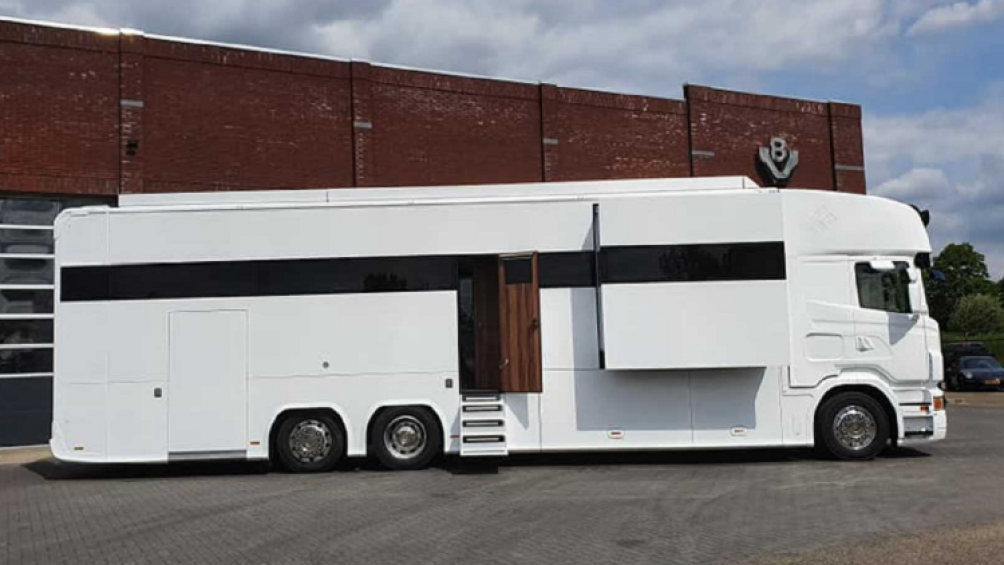 Để đảm bảo cung cấp điện nước cho mọi thứ, chiếc Scania của VAEX có chở theo 750 lít nước sạch, trên xe cũng có sẵn bình nước nóng