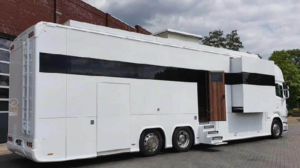 Ở phía đuôi xe, cũng có sẵn một chiếc máy giặt và máy sấy