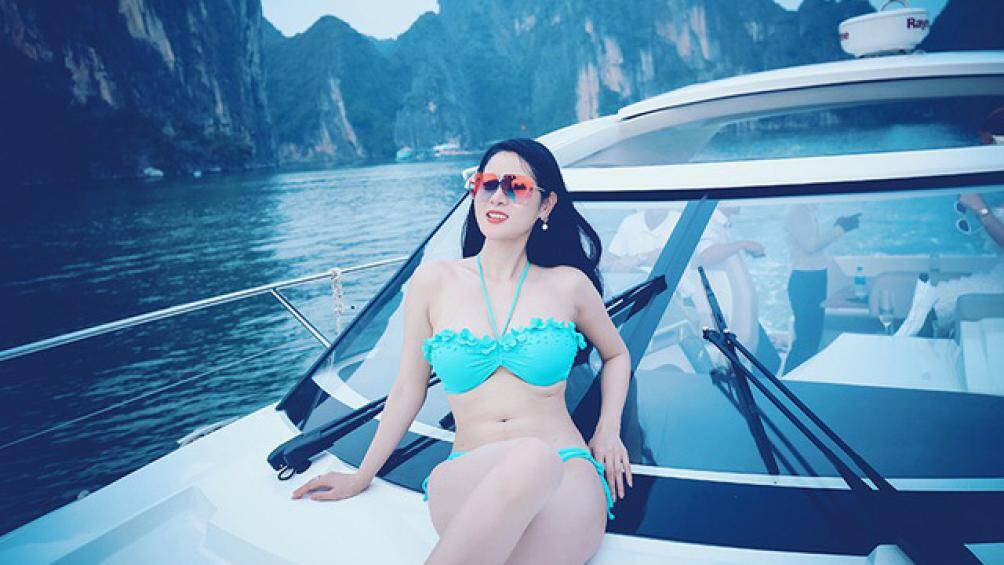 Người đẹp sinh năm 1992 khoe khéo thân hình nuột nà trong bộ bikini màu xanh