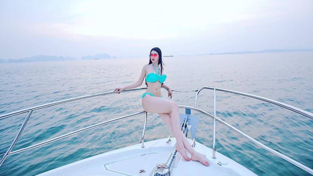 Cô sở hữu vẻ đẹp gợi cảm, hình thể hoàn hảo, cao 1m72, số đo 3 vòng là 90-58-92