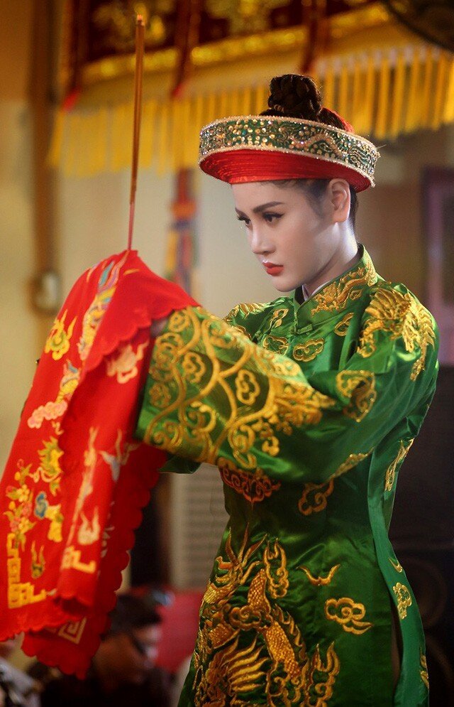 Triệu Hà Vy có nick – name “cô đồng xinh đẹp” do cô được biết tới lần đầu tiên trong một sự kiện văn hoá tín ngưỡng hầu đồng