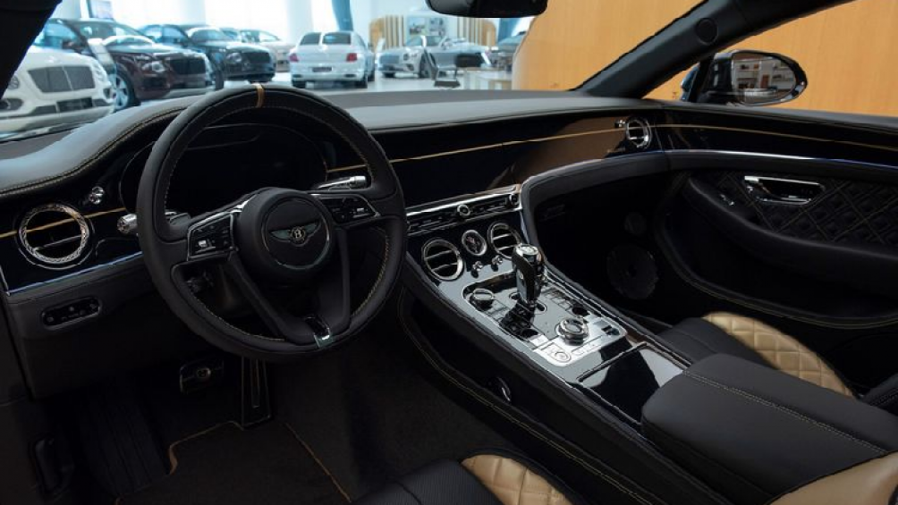 Bên trong khoang cabin, Continental GT Aurum Edition cũng sở hữu nhiều chi tiết mạ vàng 18 cara đẳng cấp