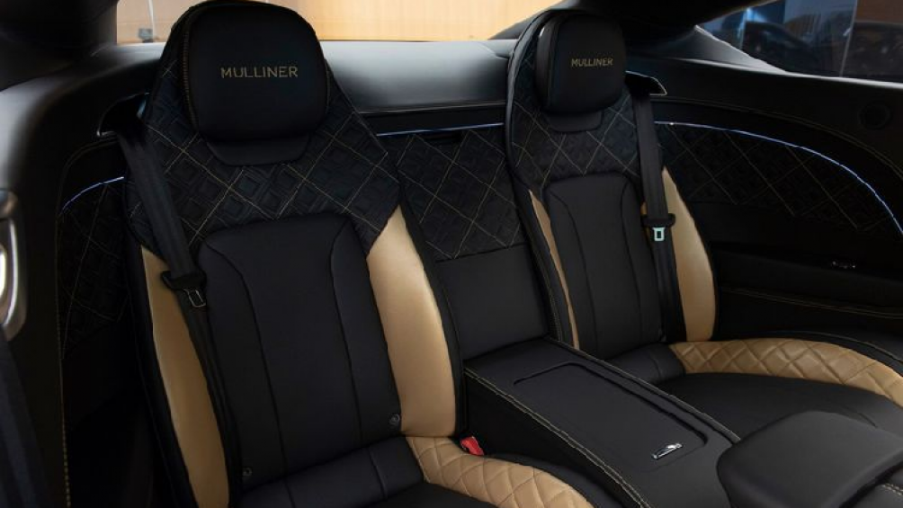 Ghế bọc da cao cấp cùng logo Mulliner trên tựa đầu thêu chỉ vàng