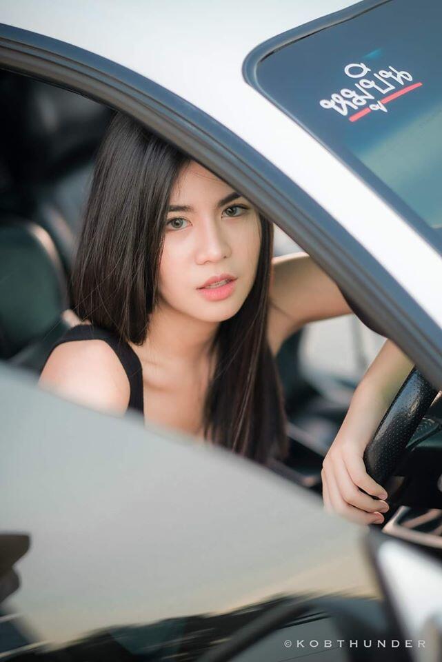 Khuôn mặt xinh xắn của người mẫu trong xế hộp Toyota