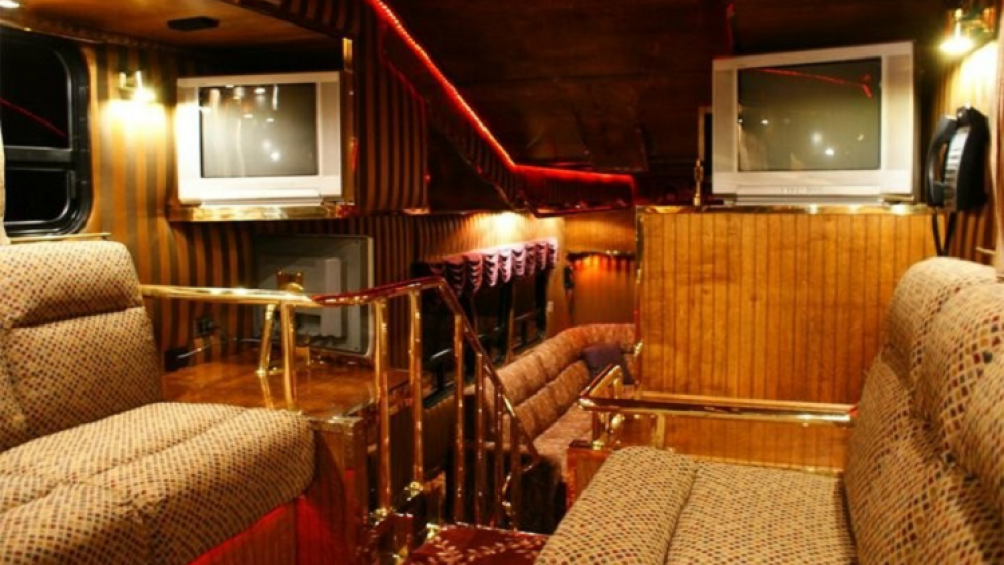 Chiếc xe có tới 4 khu vực giải trí: 3 phòng chờ và 1 quầy bar cỡ lớn gồm đầy đủ các tiện ích sang chảnh