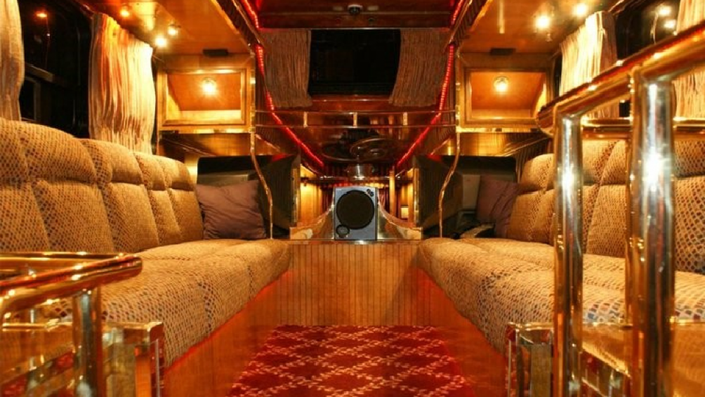 Nội thất xe chỉ sử dụng vải đích thực, lan can và đồ đạc cố định bằng đồng thau đánh bóng và gỗ bạch dương rắn