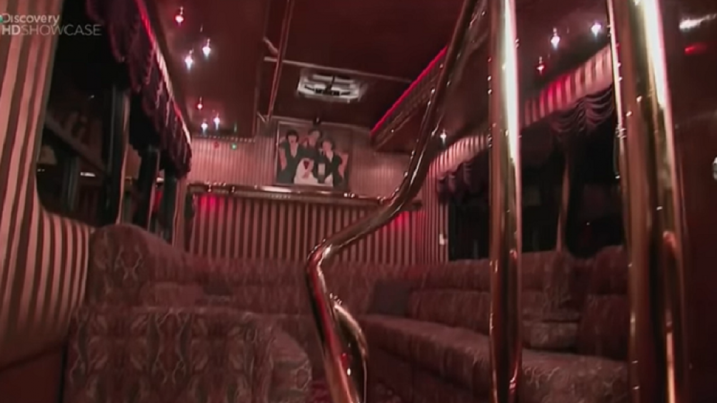 Không gian nội thất không có chất liệu nhựa cứng, nhựa tổng hợp, gỗ ép, giả gỗ, sơn bột hoặc sợi len