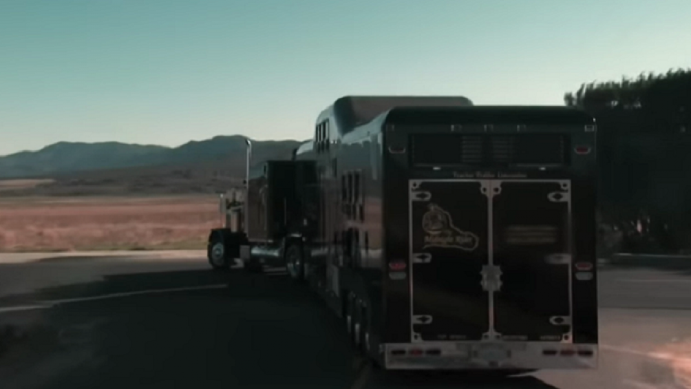 Chiếc limousine là một toa xe 22 bánh gắn vào phía sau một chiếc xe đầu kéo Peterbilt sử dụng động cơ Cummins với 435 mã lực