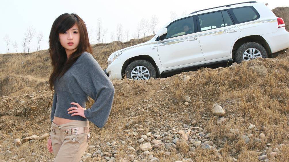 Cô nàng trông thật mảnh mai khi đứng trước chiếc Land Cruise hầm hố