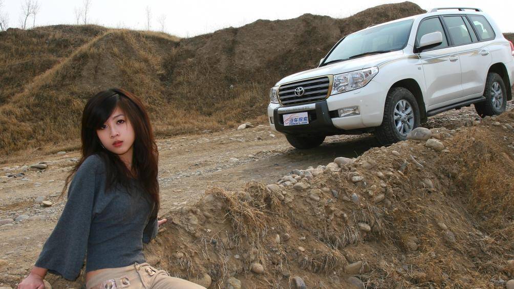 Sức hút khó có thể chối từ của cả người đẹp lẫn chiếc xe