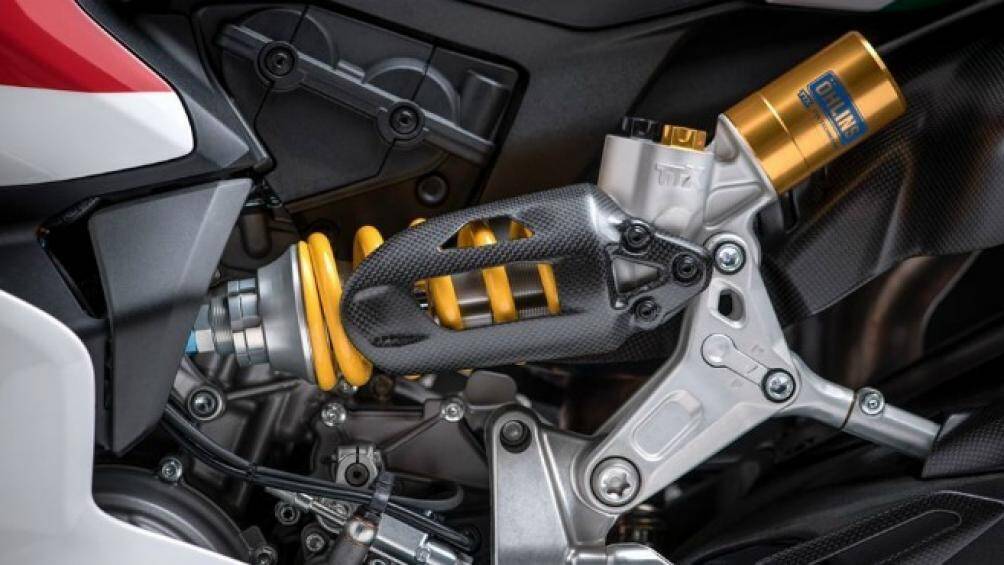 Cấu trúc thân xe loại Monocoque Aluminum (nhôm liên khối) với hệ thống treo trước Ohlins NIX30 cỡ 43 mm và treo sau loại Ohlins TTX36