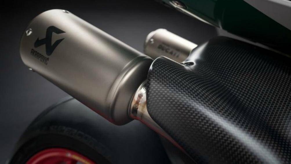 Hệ thống ống xả Akaprovic tăng thêm sức mạnh tối đa cho ấn phẩm Final Edition lên đến ngưỡng 216 mã lực