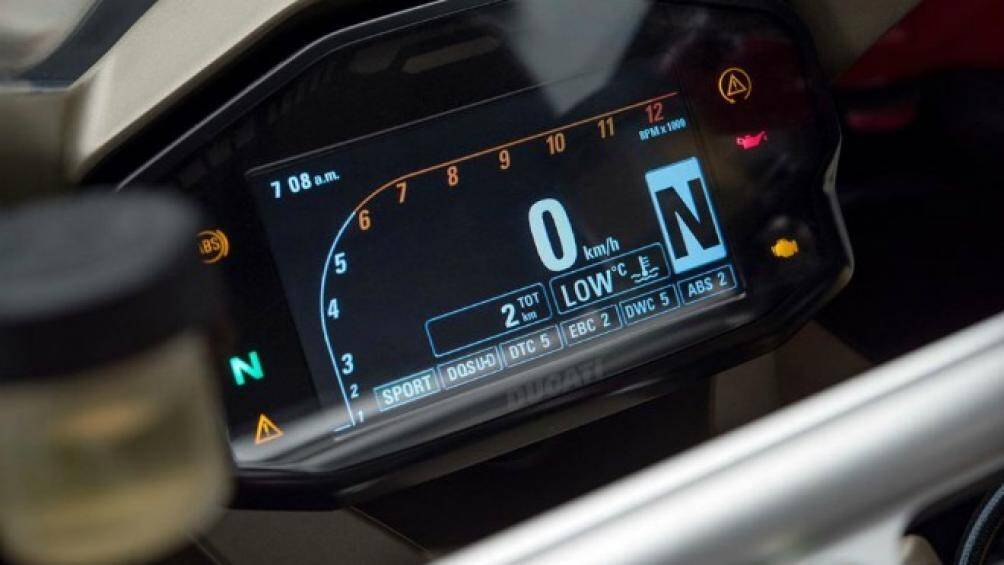 Màn hình kỹ thuật số hiển thị đầy đủ thông tin xe