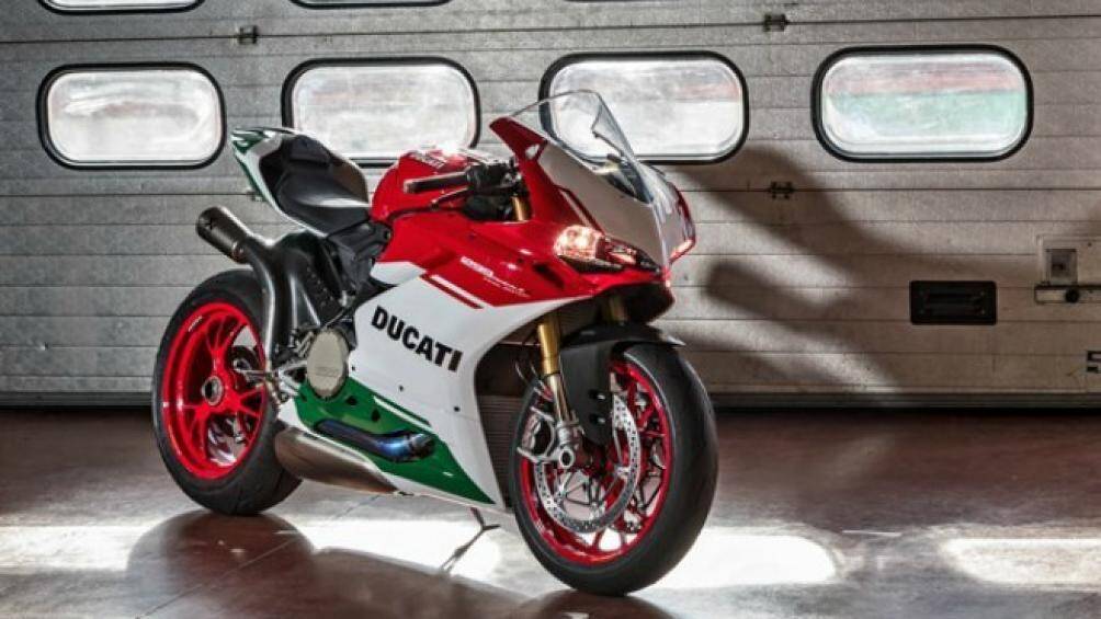 Đi kèm với động cơ là bộ hộp số 6 cấp là hệ thống sang số nhanh Ducati Quick Shifter và các thiết bị an toàn cao cấp khác