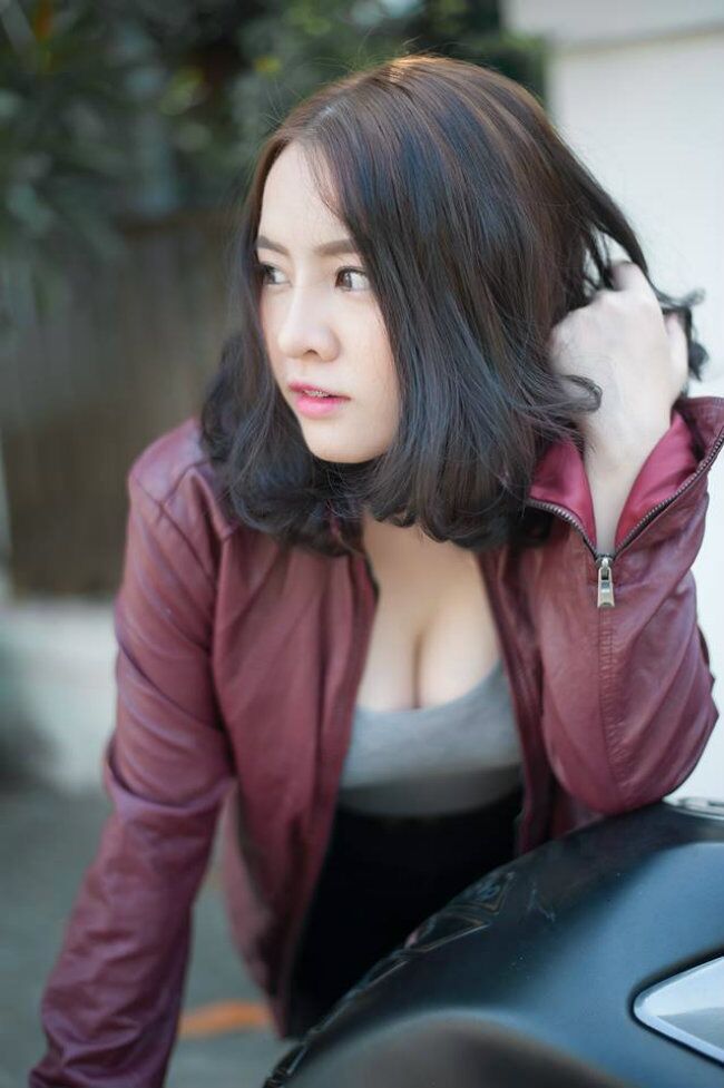 Vẻ đẹp cuốn hút của cô nàng người mẫu bên xế nổ Ninja Kawasaki
