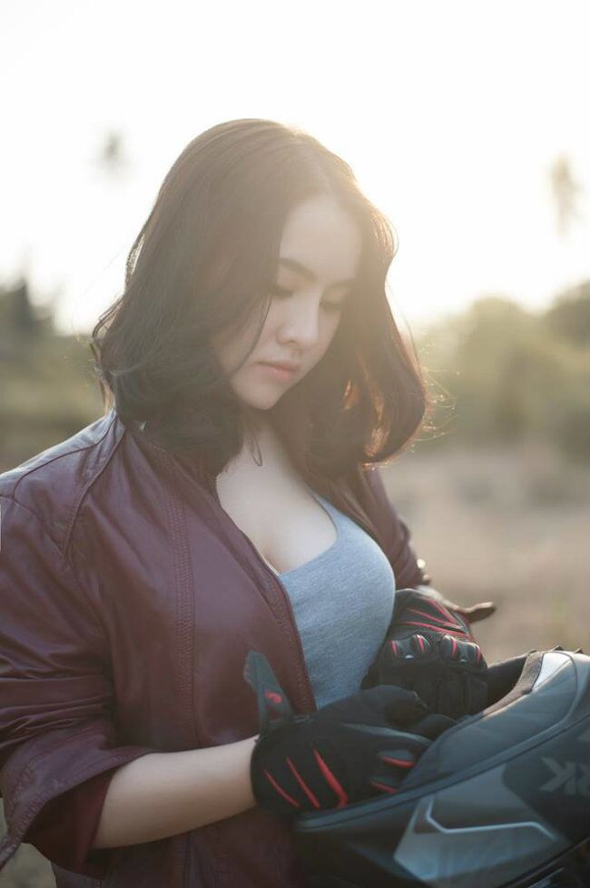 Tạo dáng e ấp bên xế khủng