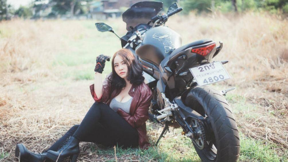 Cùng xế khủng tỏa sáng bên nắng vàng