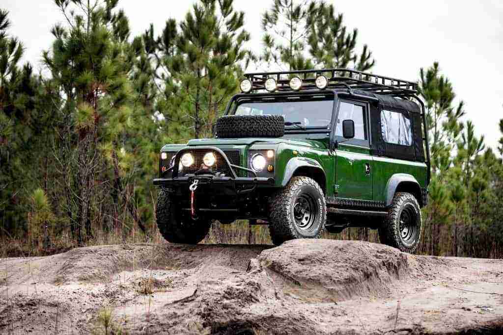 Dựa trên mô hình ba cửa Land Rover Defender 90 được đặt với cái tên “Dự án kỳ nghỉ gia đình” nhưng không giống với các phiên bản khác được sản xuất ở California, phiên bản Defender 90 không thể ngồi tối đa 9 người