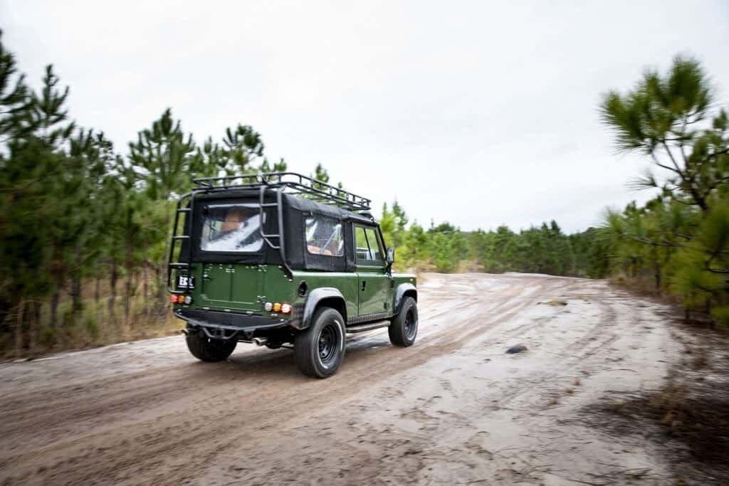 Về ngoại thất, chiếc Defender 90 vẫn khá đơn giản nhưng bắt mắt. Màu xe SUV của Anh được hoàn thiện ở Coniston là màu xanh, tương phản với màu đen satin của bánh xe thép 8 chấu và lốp xe BFoodrich phù hợp với mọi địa hình.
Defender 90 có cản trước bằng thép ở hai đầu, đèn đường bên cạnh giá nóc, đèn chiếu sáng bổ sung phía trước lưới tản nhiệt, tời và bánh xe dự phòng trên mui xe.
Động cơ là loại LS3 6,2 lít có nguồn gốc từ một chiếc Corvette và được ghép nối với hộp số sàn 5 cấp