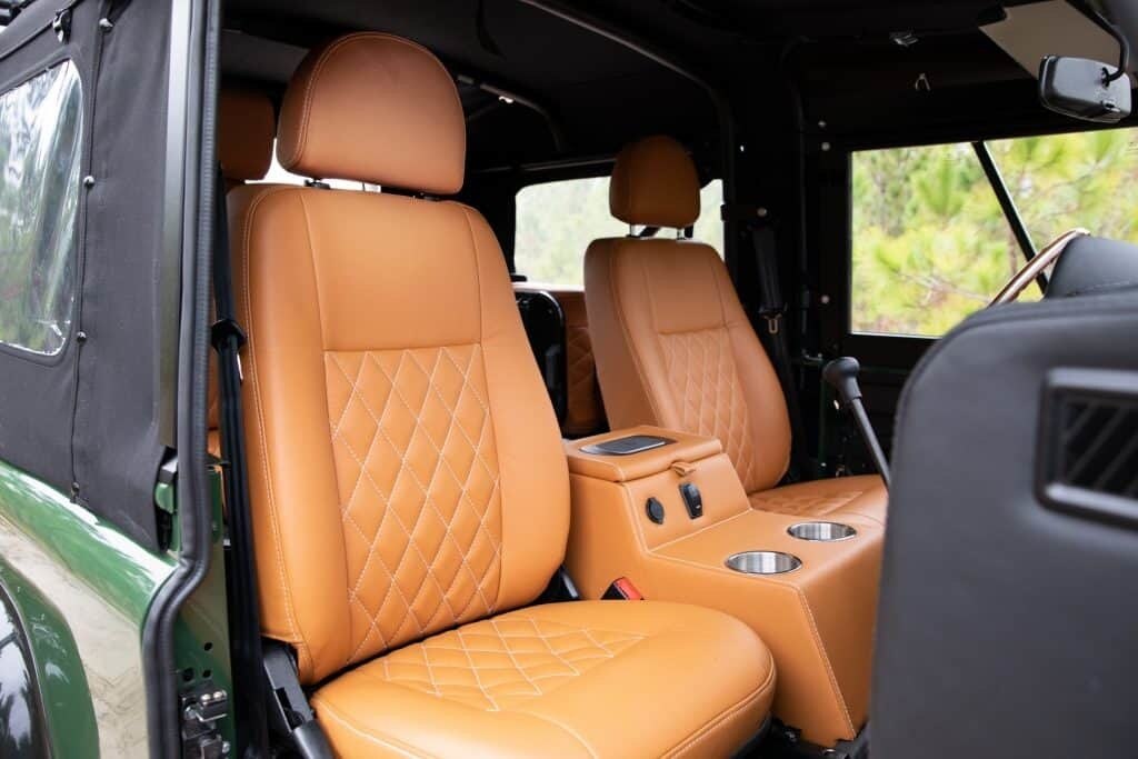 Về nội thất, ghế ngồi được bọc da, mặt ghế tạo hình hoa văn kim cương với chỉ khâu các viền màu trắng