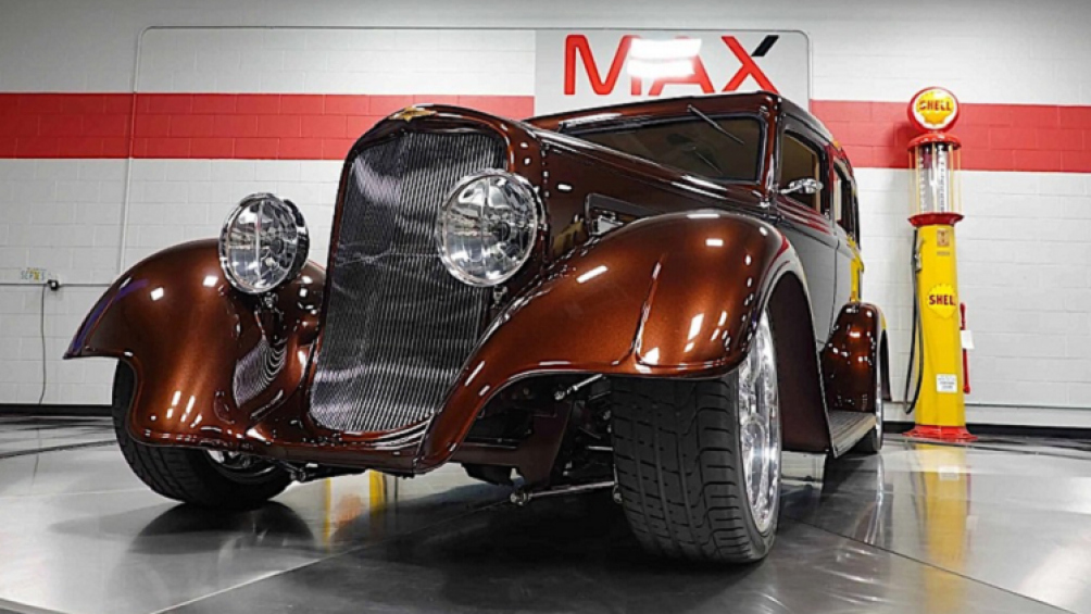 Chiếc Dodge 1933 hàng hiếm mang biệt danh “SRT33” này mang dáng vẻ thập niên 1930 và khiến người ta nghĩ tới xe của một ông trùm mafia người Ý