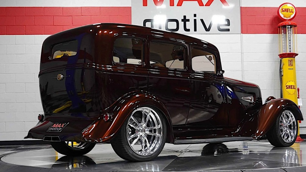 Thân vỏ xe, với các phần được cắt ngắn và kéo dài và rồi lắp đặt cửa tự sát, bao gồm cả việc phủ lớp sơn nâu vàng sang trọng