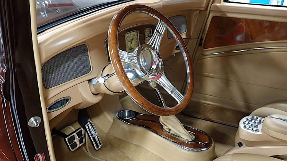 Nội thất xe được làm để giống như trong một chiếc Bentley. Bảng đồng hồ nguyên bản vẫn được giữ lại để tối đa hiệu ứng cổ điển