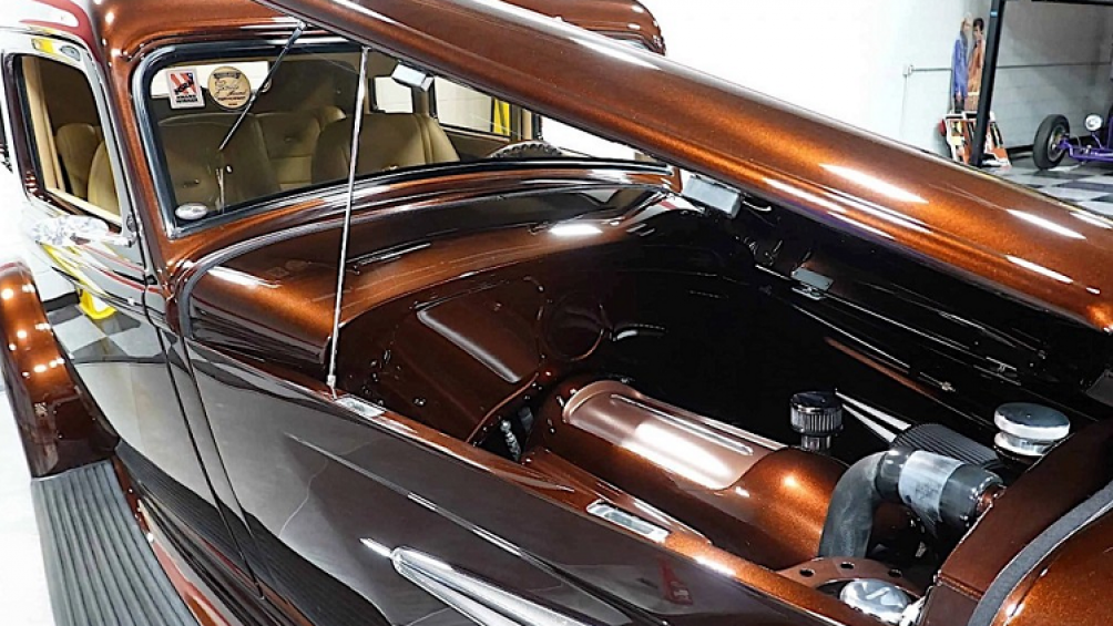 Xe sử dụng động cơ V8 SRT Hemi dung tích 6.1 lít trong trường hợp này, và họ đã kết nối nó tới một hộp số tự động 5 cấp