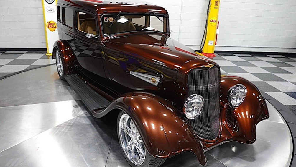 Khung gầm xe, bao gồm một hệ thống treo phía trước Mustang II và một thiết lập phía sau 4-link