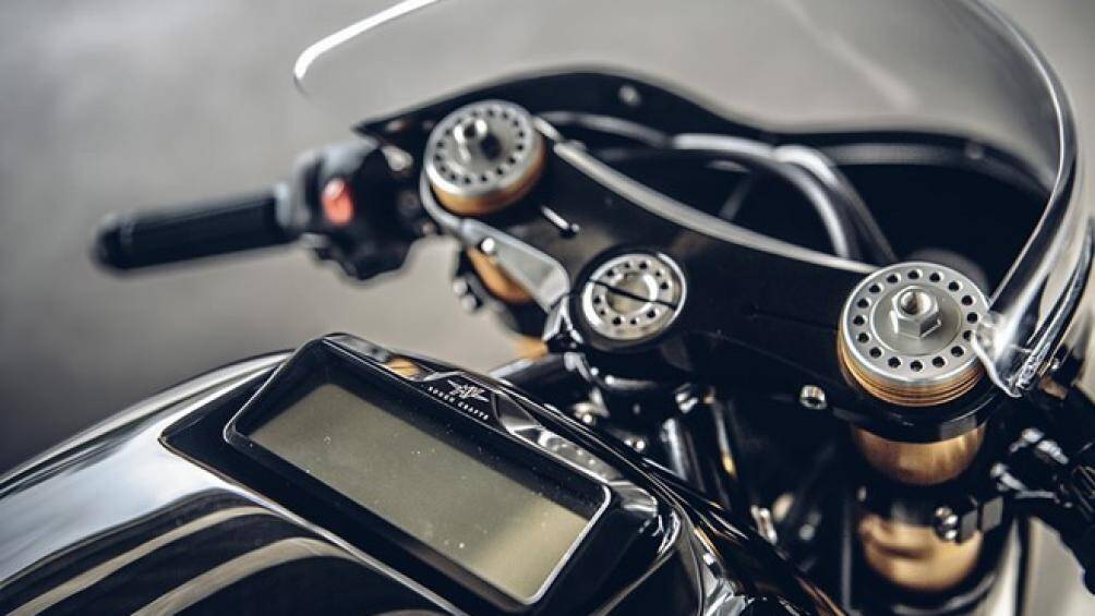 Không chỉ có thế, cụm đồng hồ nguyên bản của Brutale 800 RR đã được chuyển xuống bình xăng và lắp vào giá đỡ do hãng Shark Factory chế tạo