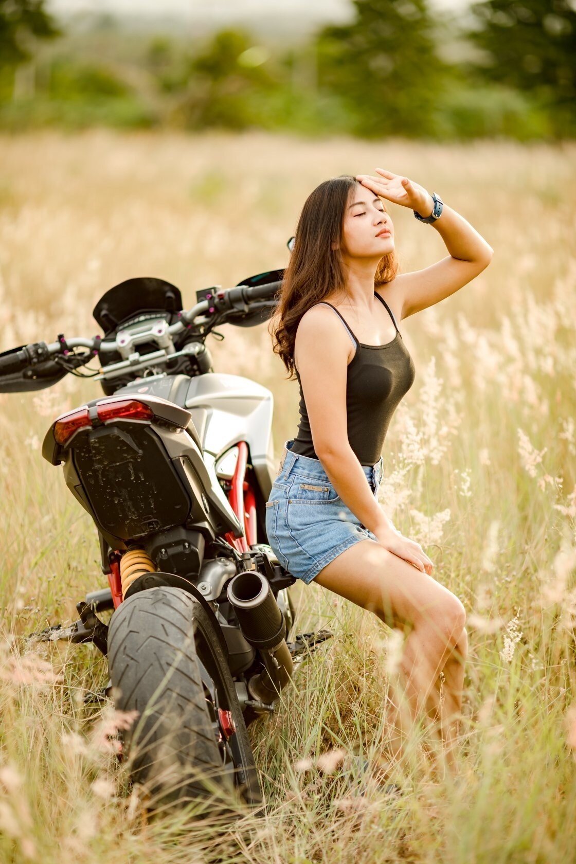 Đón ánh nắng ngày mới bên mô tô Ducati Hypermotard mạnh mẽ