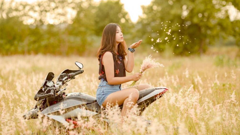Khung cảnh vô cùng lãng mạn của người đẹp và xe mô tô