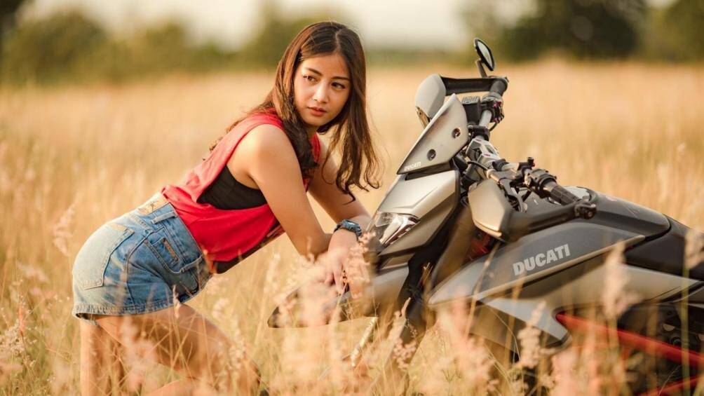 Cô gái trở nên nhỏ bé đáng yêu khi khoe dáng bên cạnh chiếc xe phân khối lớn