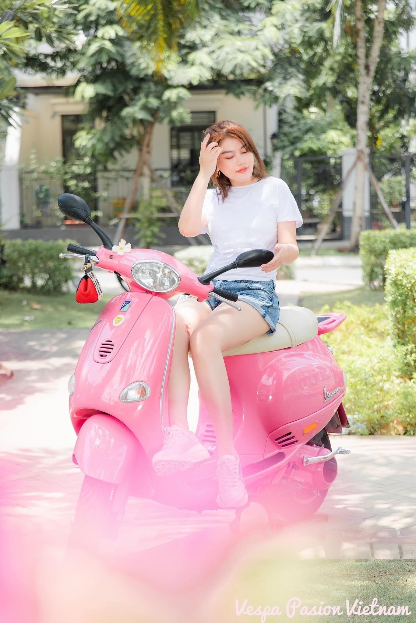 Điểm thú vị mà á hậu rất thích ở chiếc Vespa ET8 150cc là vị chủ nhân đầu tiên của chiếc xe chính là nghệ sĩ nhân dân Hồng Kỳ