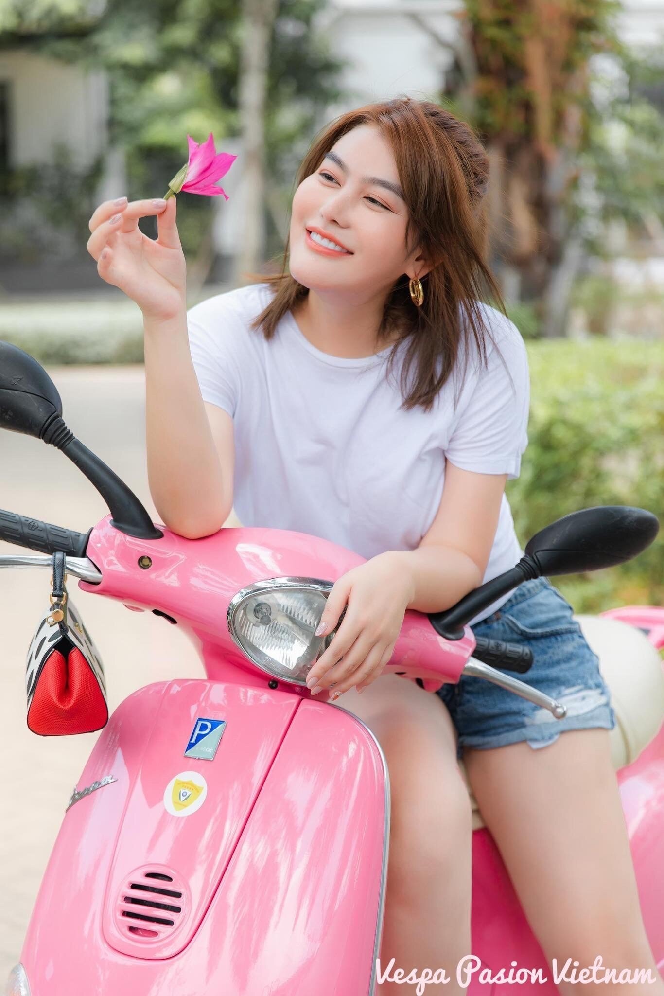 Khuôn mặt xinh đẹp cùng đôi chân dài miên man của á hậu