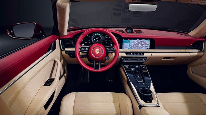 Trung tâm ghế ngồi và viền cửa được bọc vải nhung vay mượn thiết kế nội thất của chiếc Porsche 356