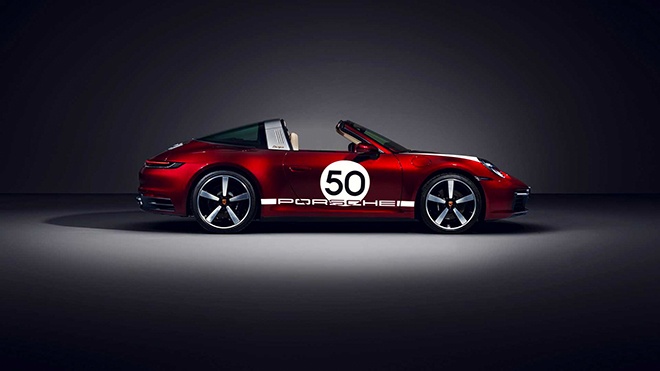 Để tạo thêm điểm nhấn, các sọc trắng được thêm vào ở trên cản trước, dọc thân xe và nắp capo kéo dài từ chóa đèn pha