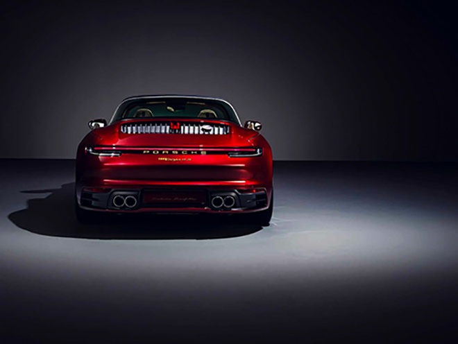 Nhìn kỹ hơn và bạn sẽ thấy một chiếc huy hiệu Porsche 1963 trên nắp ca-pô phía trước