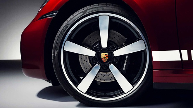 Phiên bản Heritage Edition trang bị bộ mâm 5 chấu Carrera Exclusive Design gợi lên thiết kế mâm xe Fuchs cổ điển từ những năm 1960