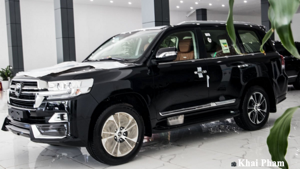 Tại Việt Nam, những tín đồ yêu thích dòng xe Toyota Land Cruiser luôn muốn chọn hàng chính hãng với mức giá khoảng hơn 4 tỷ đồng