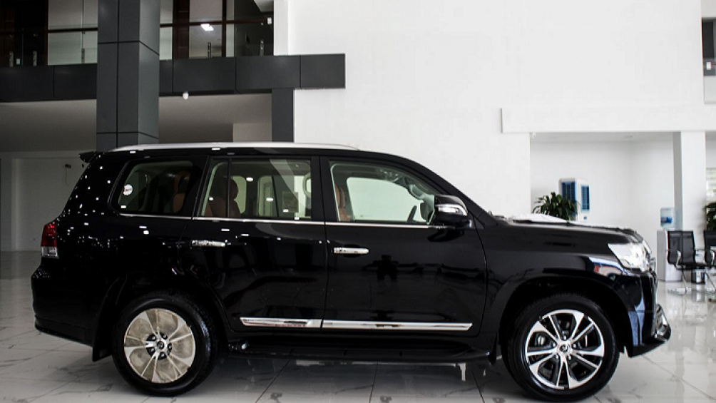 Cản trước của Toyota Land Cruiser 2020 được thiết kế góc cạnh hơn, cụm đèn phanh LED trên cao đã được kéo dài hơn bản tiền nhiệm