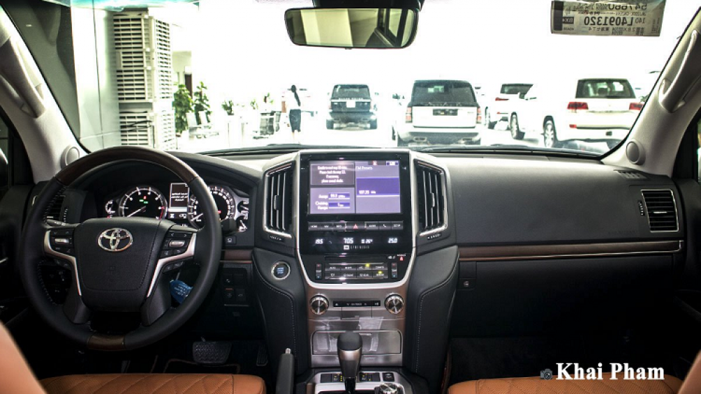 Toyota Land Cruiser được trang bị hệ thống cảnh báo điểm mù, hệ thống cảnh báo làn đường, phát hiện chướng ngại vật phía trước và ga tự động thích ứng