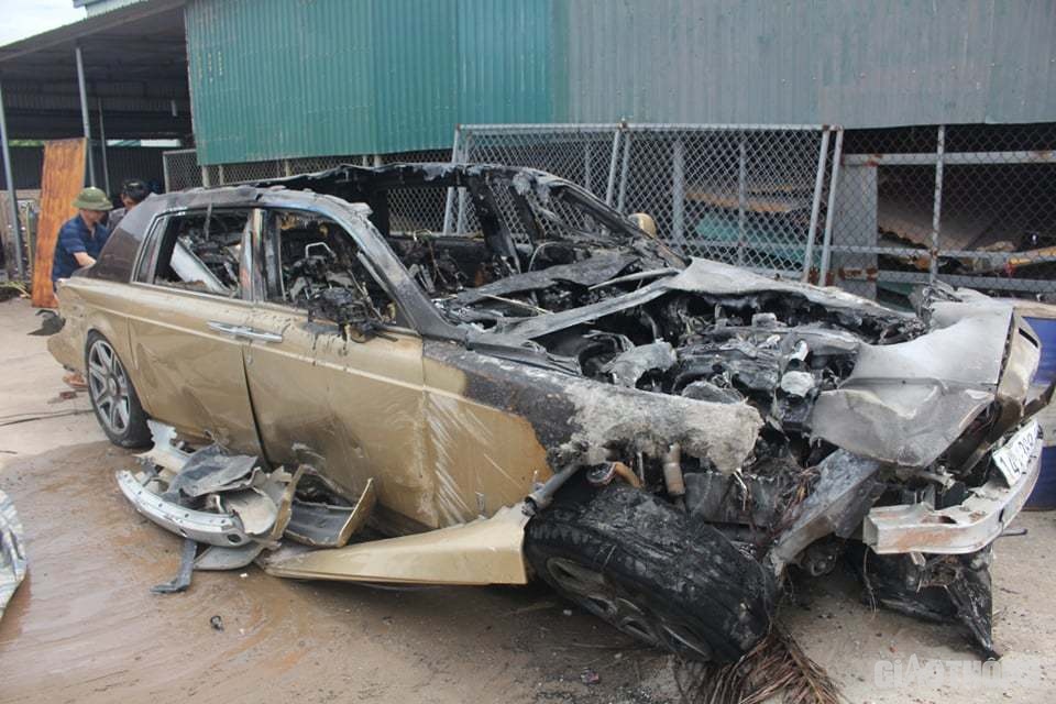 Sau khi tự gây tai nạn, đâm đổ tường rồi bốc cháy ở QL18 qua TP. Móng Cái đêm 7/6, chiếc Rolls-Royce Phantom BKS 14A - 388.88 bị hư hỏng hoàn toàn nội thất