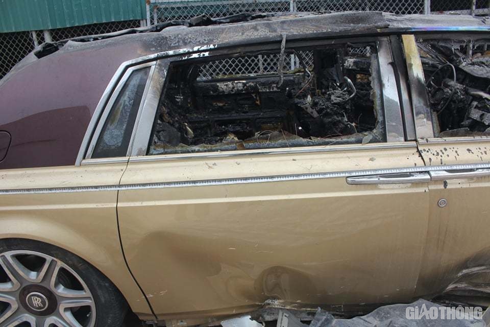 Phần ngoại thất cũng hư hỏng nặng, nước sơn màu vàng cát độc nhất vô nhị chỉ còn một bên hông xe, những chỗ khác bị cháy đen, trơ khung