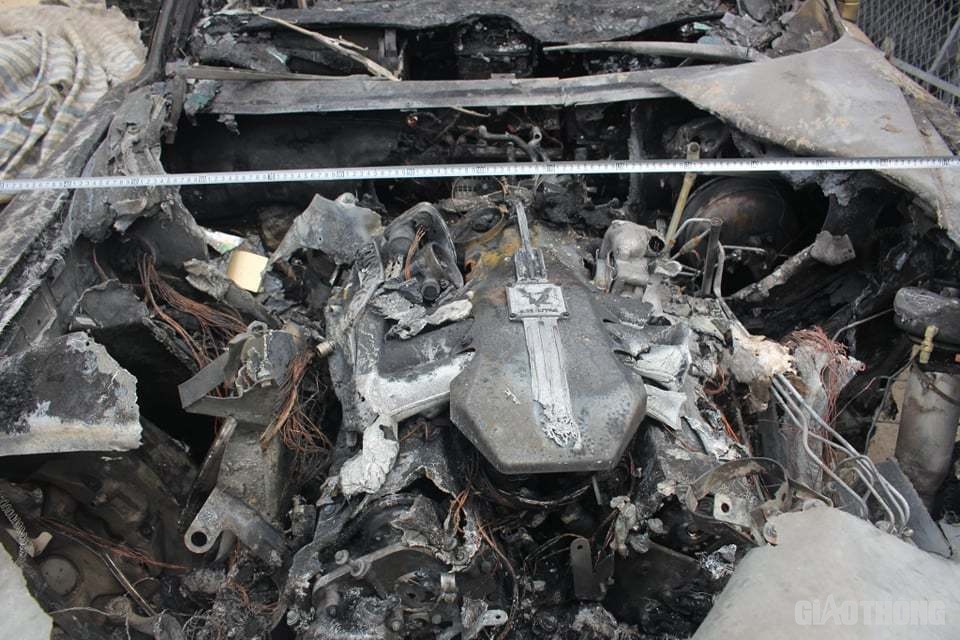 Phần động cơ bị lửa thiêu rụi