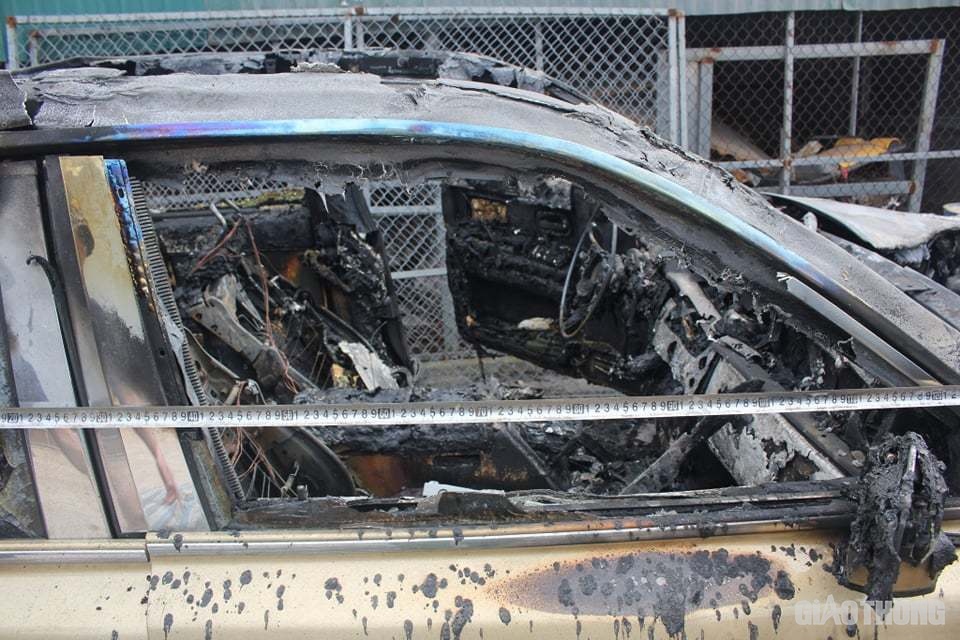 Khoang nội thất trước đó được thiết kế ép gỗ nên khi bị cháy càng dễ bén lửa và bị thiêu rụi nhanh chóng