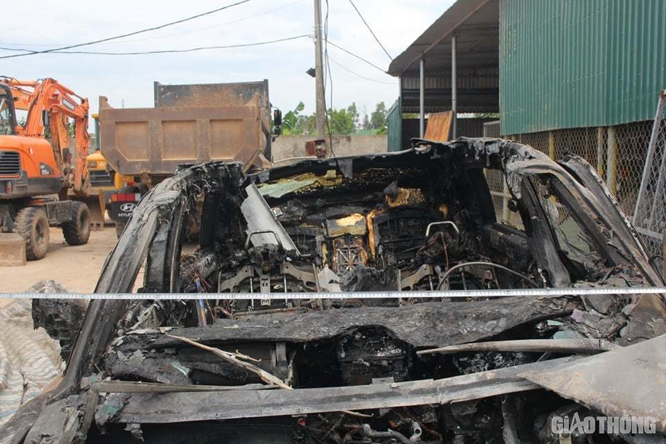 Dù lực lượng cảnh sát PCCC TP. Móng Cái đã cố gắng dập lửa sau 30 phút nhưng xế sang này vẫn bị hư hỏng gần như hoàn toàn