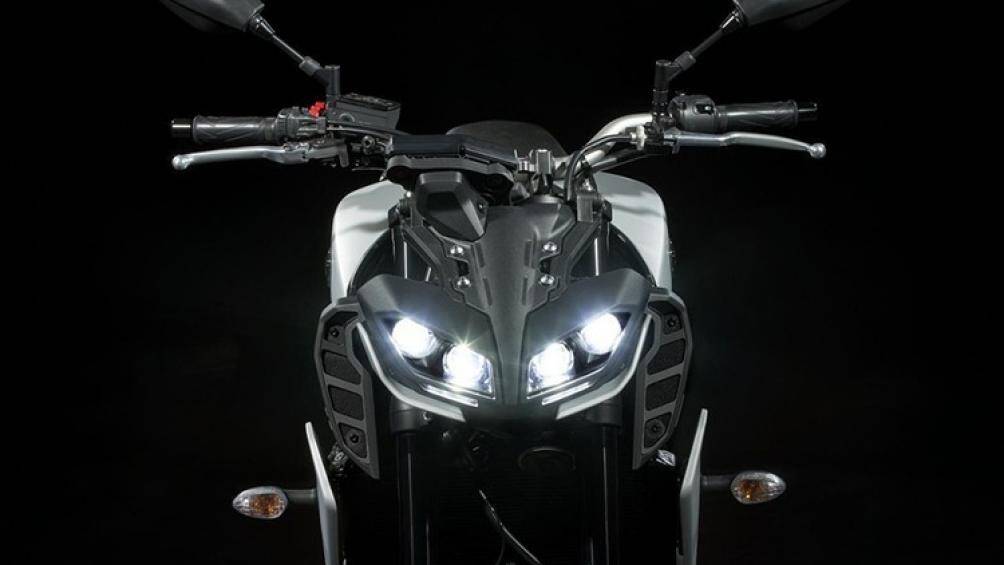 Đèn pha của Yamaha MT-09 2020 được tạo nên từ mặt đèn tạo hình dữ dằn, bên trong là 4 bóng LED