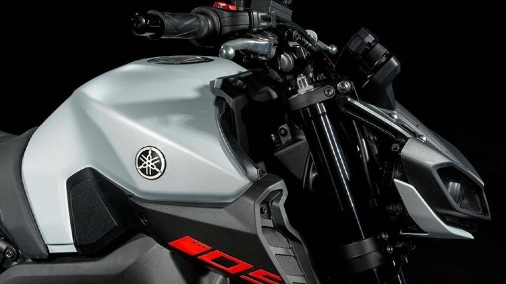 Xe sử dụng cặp phuộc trước hành trình ngược, giảm xóc đơn cùng càng hợp kim tạo nên hệ thống treo phía sau của xe