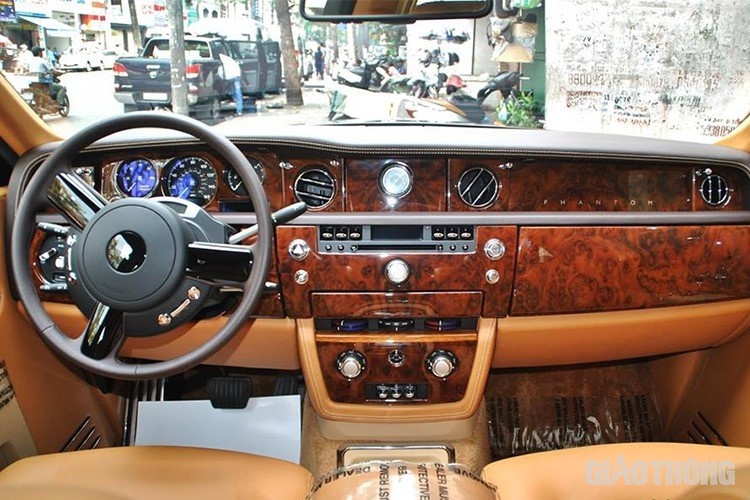 Khoang nội thất Rolls-Royce Phantom trước khi bị cháy được ốp bằng những tấm gỗ ép sang trọng